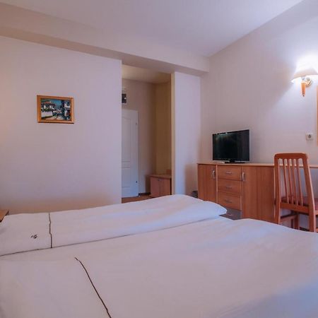 אוהריד Hotel Filip מראה חיצוני תמונה